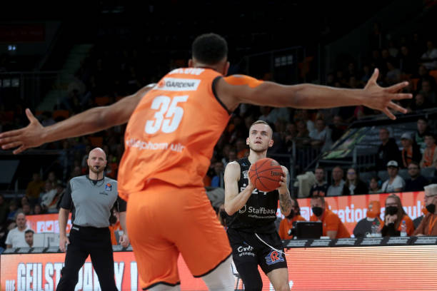 一个被贴上 一个被贴上